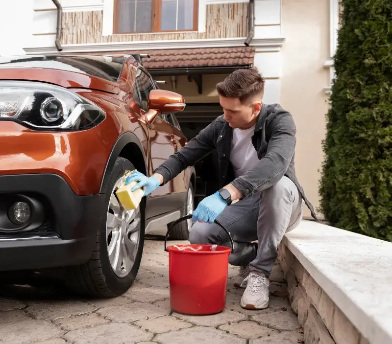 Lavage auto à domicile La Motte-Fanjas : professionnel intervenant sur un véhicule